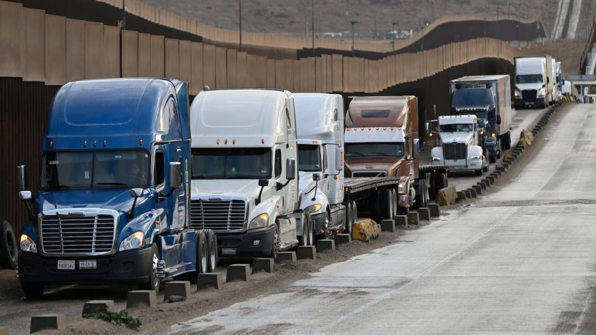 Caminhões fazem fila na aduana de Otay Mesa, Tijuana, em janeiro de 2025. (Foto: Carlos Moreno/Bloomberg)