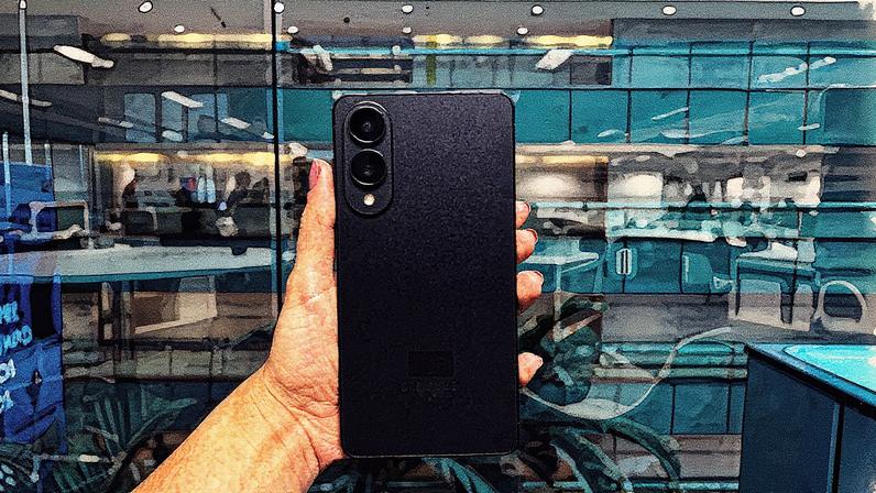 Traseira do Galaxy S25 Edge com design moderno e acabamento em vidro (Foto: Reprodução)