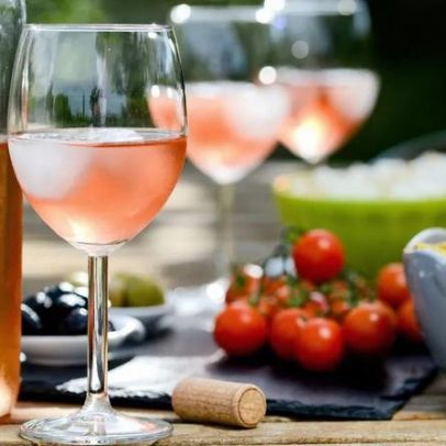 Pode colocar cubos de gelo em vinho rosé?