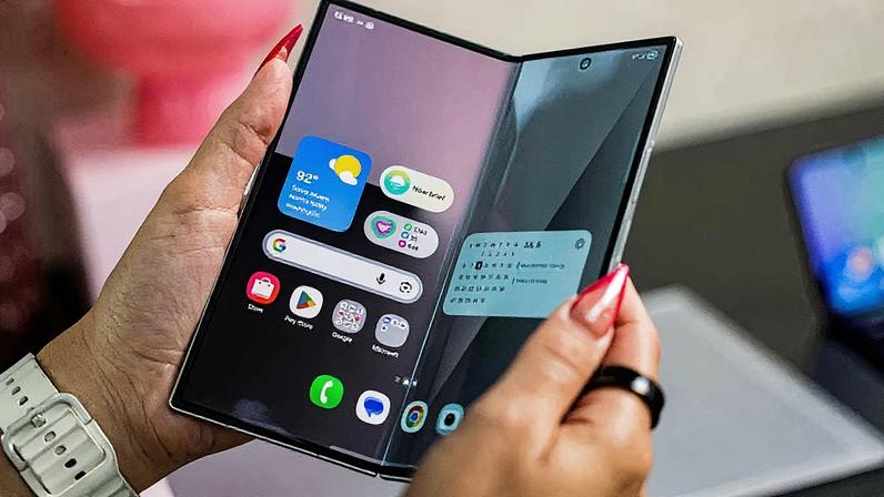 Uma pessoa segura um telefone Samsung Galaxy Z Fold 7 durante um evento em Nova York, EUA, em 8 de julho de 2025. (Foto: Jeenah Moon | Reuters)