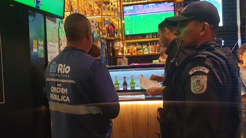 Agentes da Seop em fiscalização ao Sport Bar, no Catete (Foto: Foto do leitor)