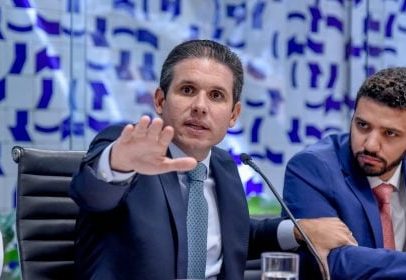 Motta descarta possibilidade de mandato remoto para Eduardo Bolsonaro