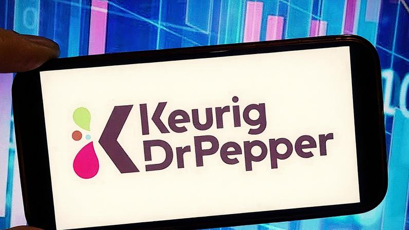 O logotipo da empresa Keurig Dr Pepper é visto exibido na tela de um smartphone. (Foto: Piotr Swat/SOPA Images/LightRocket via Getty Images)