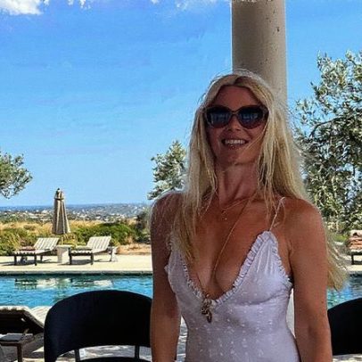 Claudia Schiffer celebra 55 anos em dia de sol com maiô deslumbrante à beira da piscina