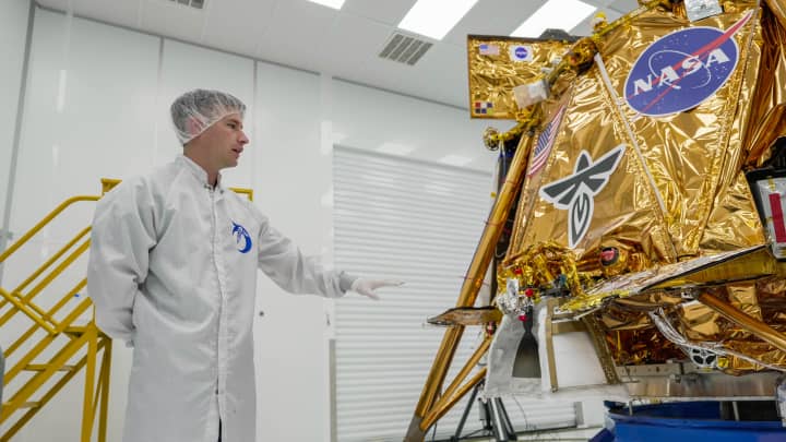 O engenheiro de operações da missão Blue Ghost, Jaxon Liebeck, apresenta o módulo lunar Blue Ghost na sede da Firefly Aerospace na terça-feira, 3 de dezembro de 2024, em Cedar Park. (Foto: Houston Chronicle/hearst Newspapers | Hearst Newspapers | Getty Images)