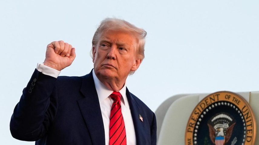 O presidente Donald Trump faz sinal ao embarcar no Air Force One no Aeroporto Internacional de Lehigh Valley, 3 de agosto de 2025, em Allentown, Pensilvânia. (Foto: Julia Demaree Nikhinson/AP)