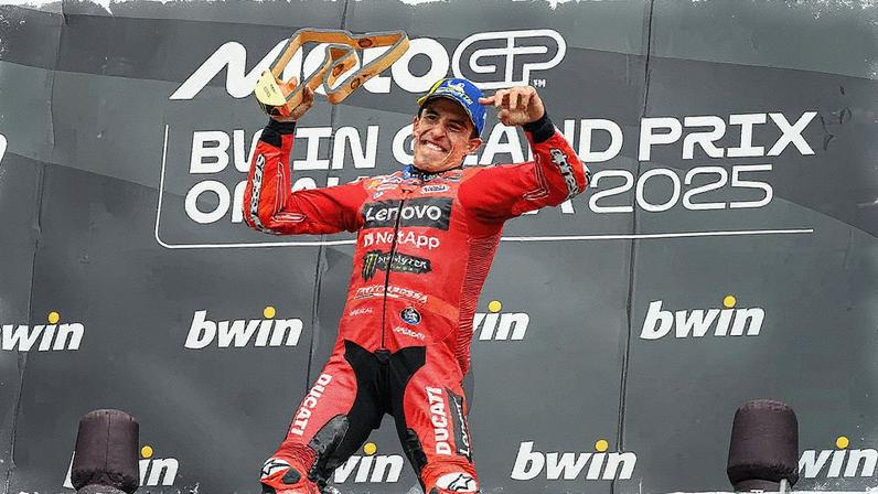 O piloto espanhol Marc Márquez celebra sua vitória no Grande Prêmio da Áustria, neste domingo. (Foto: MAX SLOVENCIK/EFE)