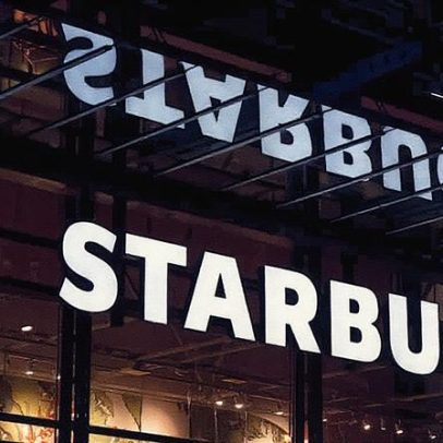Ação de ações da Starbucks cai 2% após sessão de negociações na segunda-feira