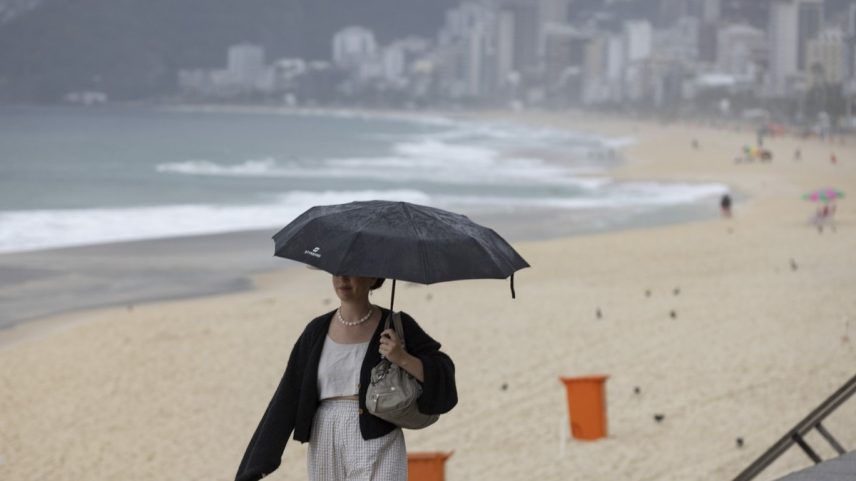 Chuva e frio na orla da Zona Sul. Na foto, a Praia do Arpoador — Foto: Márcia Foletto/Agência O Globo
