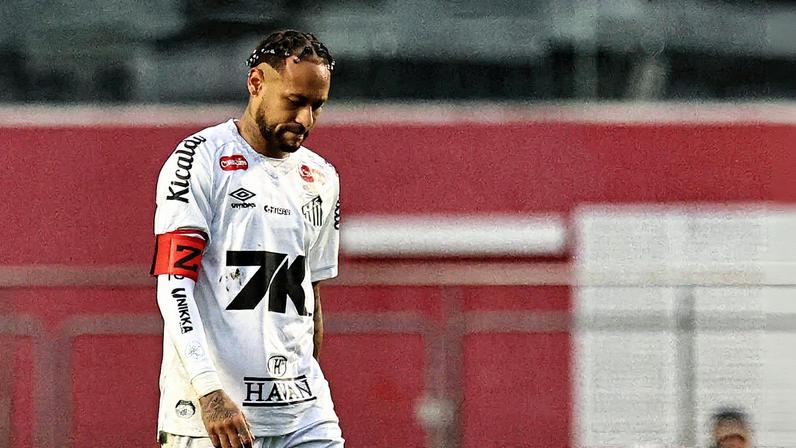 Neymar no gramado do Morumbi após a derrota sofrida diante do Vasco (Foto: Thiago Bernardes - 17.ago.25/Reuters)
