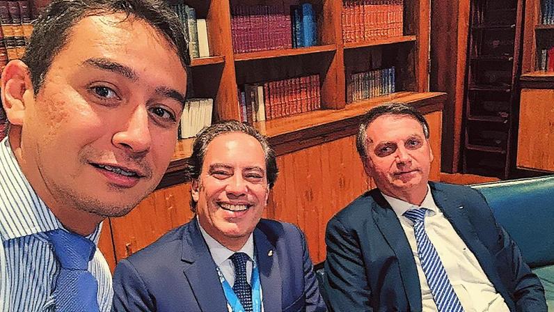 Eduardo Torres ao lado do então presidente da Caixa, Pedro Guimarães, e de Jair Bolsonaro. (Foto: Reprodução)