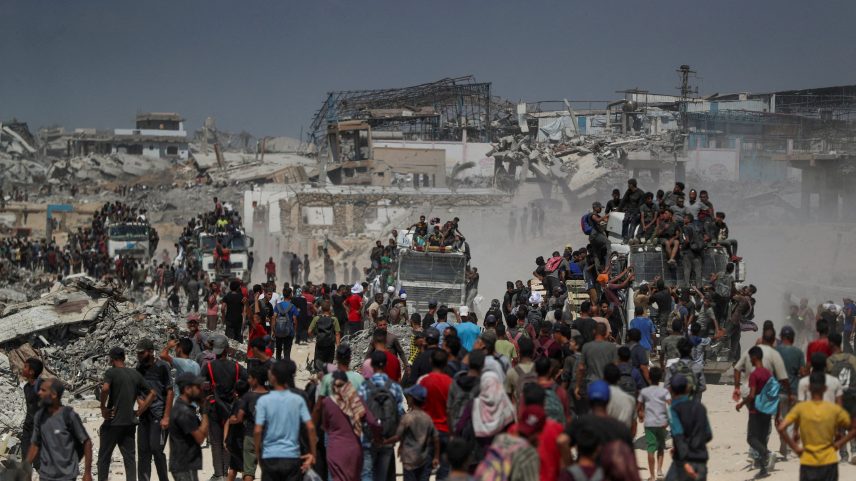 Palestinos carregam ajuda em Beit Lahia, norte de Gaza (Foto: Reuters//Mahmoud Issa)