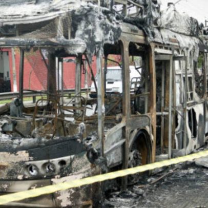 Ônibus é incendiado durante protesto em São Paulo; assista ao vídeo do incidente