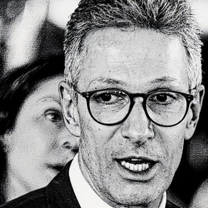 Filho de Renato Russo aciona Novo por uso indevido de 'Que País É Este'