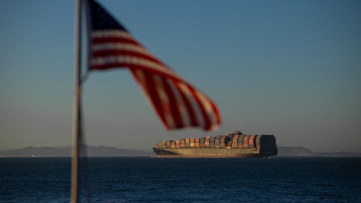 Um navio cargueiro cheio de contêineres de transporte parte do porto de Oakland na Baía de São Francisco, Califórnia, EUA, em 4 de agosto de 2025. (Foto: Carlos Barria)