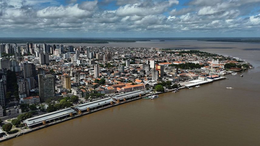 Vista aérea de Belém, que sediará a COP30 em novembro (Foto: Carlos Fabal - 18.jun.25/AFP)