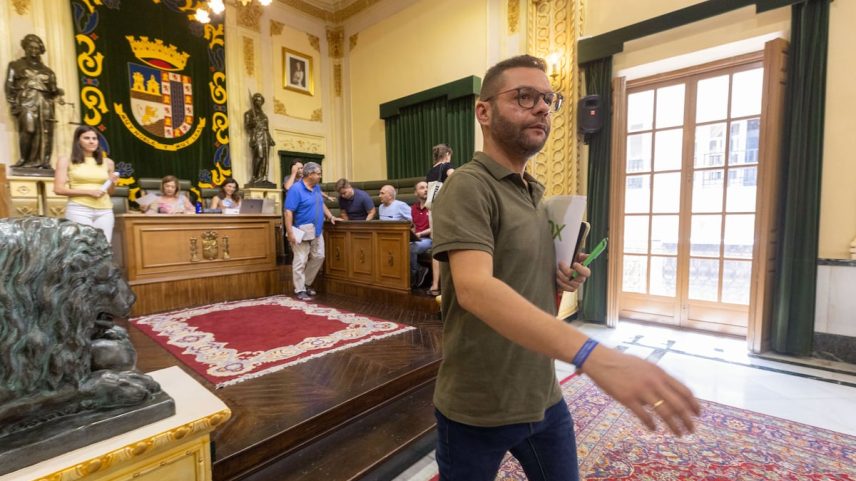 O concejal de Vox en el Ayuntamiento, Juan Agustín, durante el pleno de este viernes en Jumilla, Murcia. (Foto: Telejumilla)
