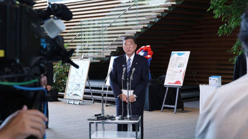 Shigeru Ishiba, o primeiro-ministro japonês, em entrevista após o fechamento do acordo com os EUA (Foto: Jiji Press/AFP)