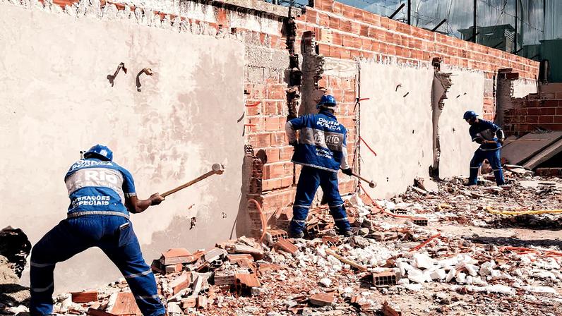 Demolição de construções irregulares em uma das comunidades do bairro de Ilha do Governador, em Rio de Janeiro. (Foto: Leonardo Carrato)