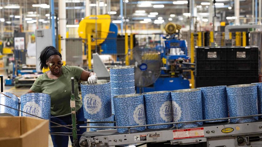 Funcionária de fábrica de latinhas em Belcamp, Maryland, no mês de junho (Foto: Ryan Collerd/AFP)