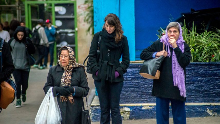 Mulheres se protegem do frio em São Paulo (Foto: Cris Faga/NurPhoto/Getty Images)