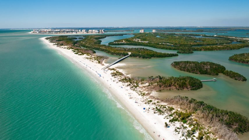 Praia em Fort Myers, no sudoeste da Flórida (Foto: Divulgação)