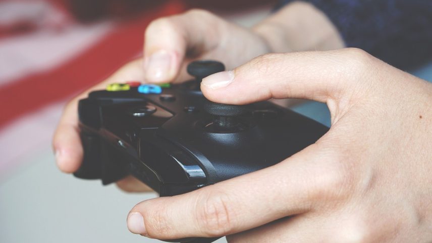 Imagem ilustrativa de uma pessoa segurando um console de videogame — Foto: Divulgação / superanton / Pixabay