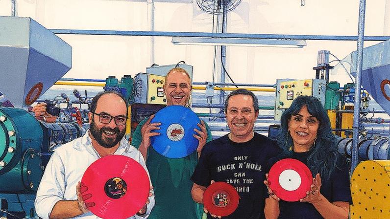Ramon Duccini (Raridades Discos), Michel Nath (Vinil Brasil), Fred Cesquim (Record Collector) e Veridiana Lima (Vinil Brasil) na fábrica Vinil Brasil, em São Paulo (Foto: Alex Silva/Estadão)