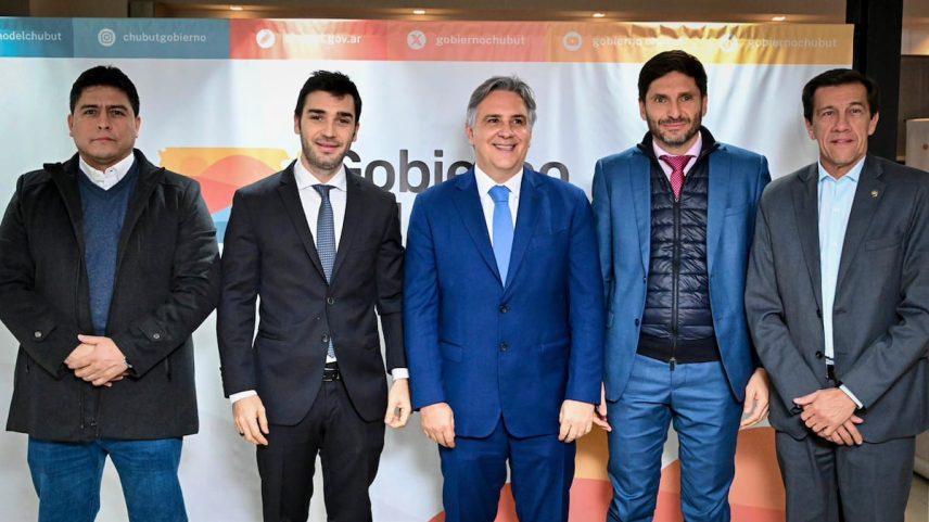 Claudio Vidal, Ignacio Torres, Martín Llaryora, Maximiliano Pullaro e Carlos Sadir, durante o anúncio do bloco opositor, este quinta-feira, na Argentina. (Foto: MartinLlaryora)