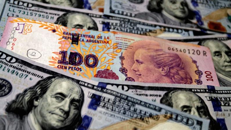 Cédulas de 100 pesos e 100 dólares - 17/10/2022 (Foto: REUTERS/Ilustração/Agustin Marcarian)