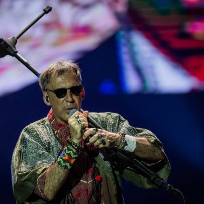 Arnaldo Antunes apresenta show com músicas do álbum 'Novo Mundo' em grande estilo
