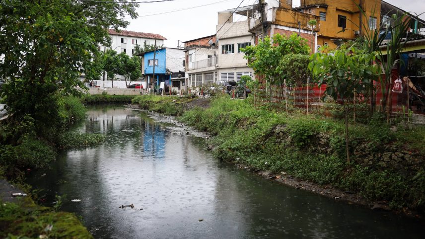 Rio Linheiros com acúmulo de sujeira na comunidade Vila Pantanal, no bairro Saboó, em Santos. Moradores sofrem com a falta de infraestrutura e saneamento básico (Foto: Zanone Fraissat - 9.jan.2025/Folhapress)