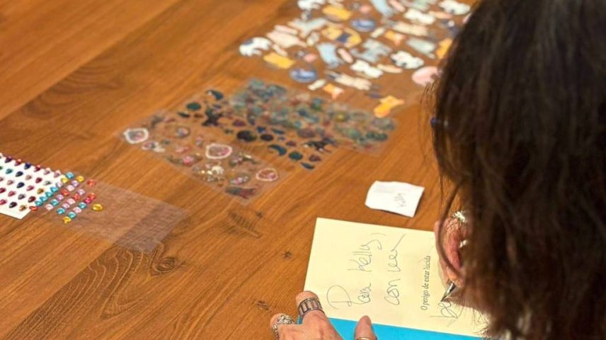 A escritora espanhola Rosa Montero, uma das principais autoras da 23ª Flip, decora suas dedicatórias com adesivos durante sessão de autógrafos que durou mais de 4h em Paraty (Foto: Divulgação)