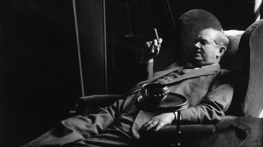 O escritor inglês Evelyn Waugh (1903-1966), em 1955. (Foto: Kurt Hutton/GETTY IMAGES)