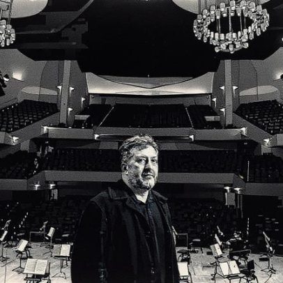 Thomas Adès destaca a técnica de Ravel com emoção infantil em sua direção