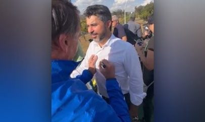 Bolsonaro anota número de urna em camisa de senador, mas juiz não vê irregularidade