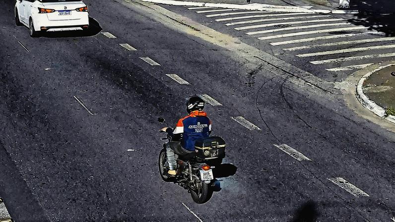 Motocicleta com a placa BRA49CC circula por rua de São Paulo: combinação é a que mais aparece entre os itens adulterados flagrados pela prefeitura (Foto: Divulgação/Prefeitura de São Paulo)