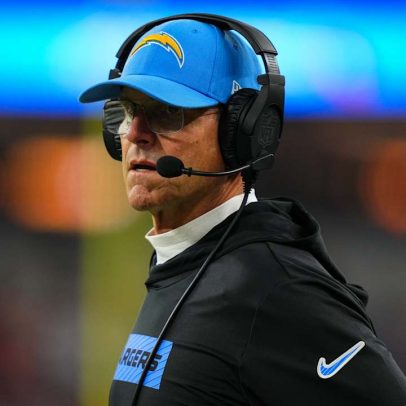 Jim Harbaugh, técnico dos Chargers, recebe ordem de 10 anos na NCAA-Michigan