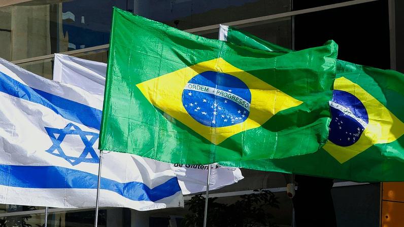 As bandeiras de Israel e Brasil lado a lado na entrada da Embaixada brasileira em Tel Aviv (Foto: AFP)