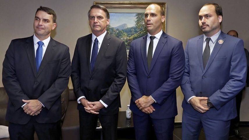O ex-presidente Jair Bolsonaro ao lado de três de seus filhos (Foto: Roberto Jayme/TSE/10-12-2018)