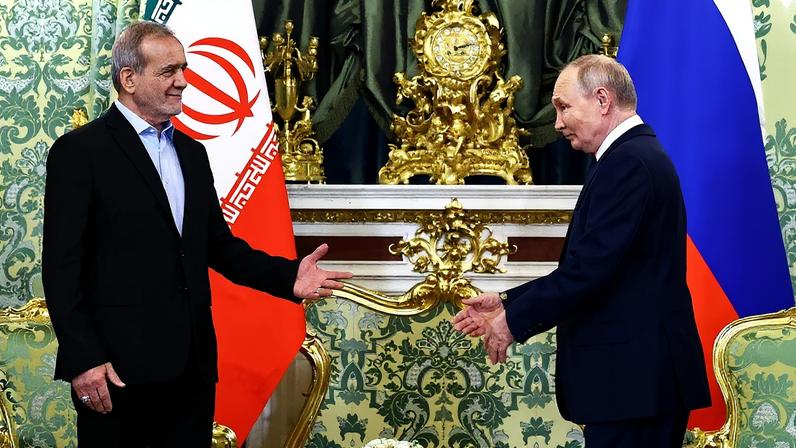 Putin e Pezeshkian se reúnem em Moscou (Foto: REUTERS/Evgenia Novozhenina/Pool)
