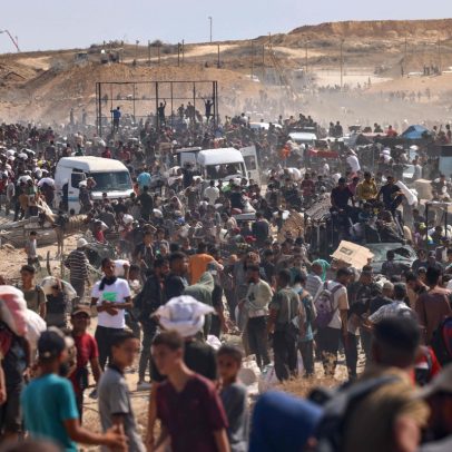 Caminhão de ajuda humanitária tomba e causa 20 mortes em Gaza