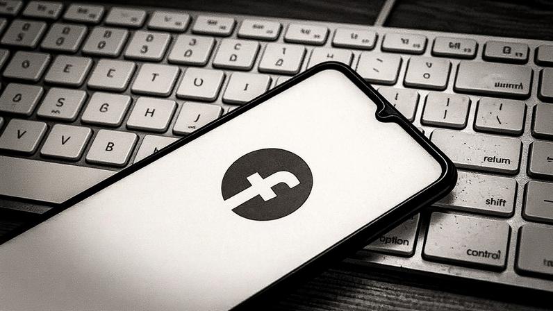 Um celular com o logotipo do Facebook. (Foto: Thiago Prudencio/SOPA Images/LightRocket/Getty Images)