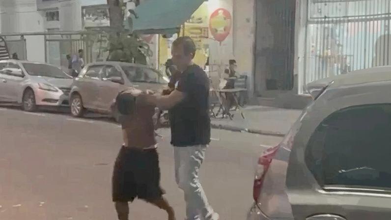 Luiz Felipe Santos de Freitas, de 22 anos, chega à 5ª DP após ser preso na Lapa (Foto: Reprodução)