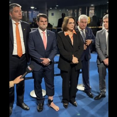Marcos do Val mostra tornozeleira durante sessão no Senado com senadores