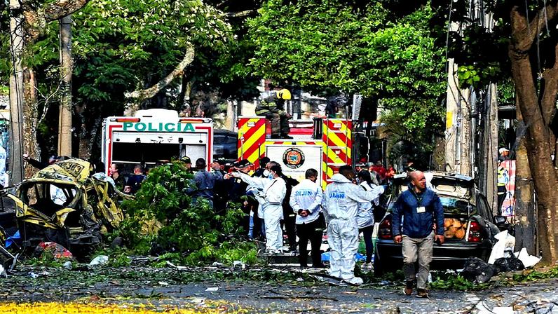 Zona da explosão de um camião-bomba perto da Escola Militar de Aviación Marco Fidel Suárez, este quinta-feira em Cali (Colômbia). (Foto: Oswaldo Paez/REUTERS)