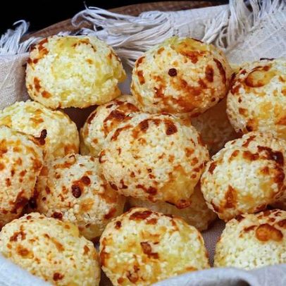 Pão de queijo crocante com tapioca granulada promete textura irresistível