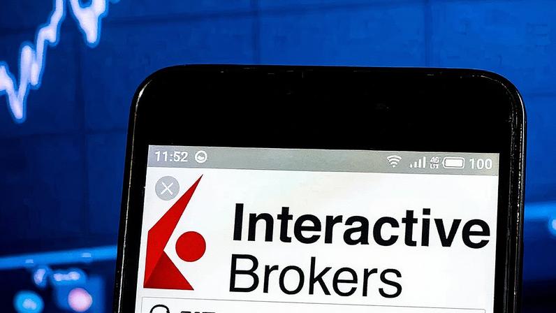 O logotipo da Interactive Brokers LLC exibido em um smartphone. (Foto: Igor Golovniov | LightRocket | Getty Images)