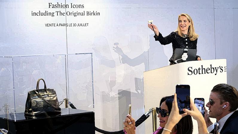 Aurélie Vandevoorde é vista durante a venda da bolsa Jane Birkin por €8,6 milhões de euros na Sotheby's em 10 de julho de 2025, em Paris, França. (Foto: Julien Hekimian/Getty Images)