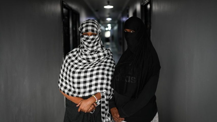 Qamar Abdi e Filsan Ali, migrantes da Somália, em um hotel no Panamá após serem deportados dos EUA em março de 2025. (Foto: Matias Delacroix/AP)